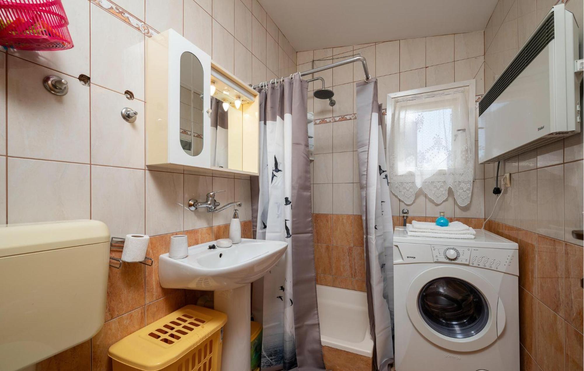 1 Bedroom Beautiful Apartment In Betiga Barbariga Buitenkant foto